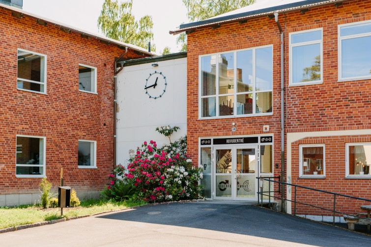 Fasaden och skylten på Degerforsgymnasiet
